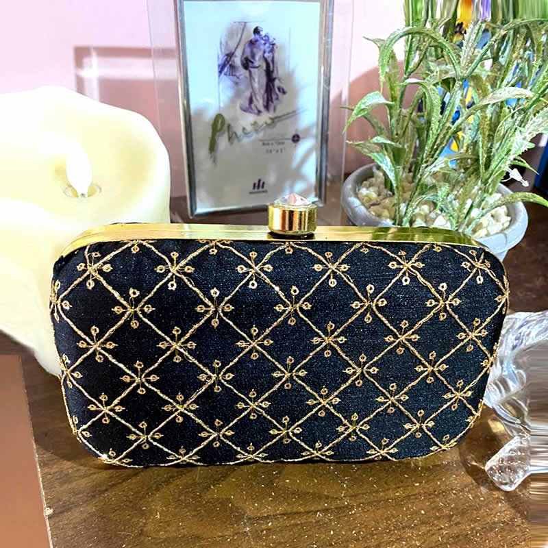 Black beaded clutch purse with gold carry link chain | Beaded clutch purse,  Beaded clutch, Clutch purse