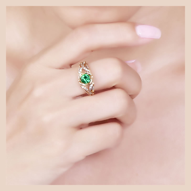 Green Stone Diamond Finger Ring | Buy diamond rings online at rinayra.com